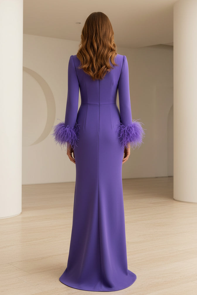 Abendkleid aus Crêpe mit langen Ärmeln und Federbündchen