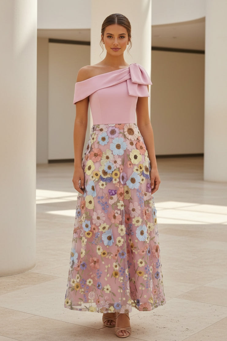 Maxikleid mit Blumenapplikation und Schleife an einer Schulter