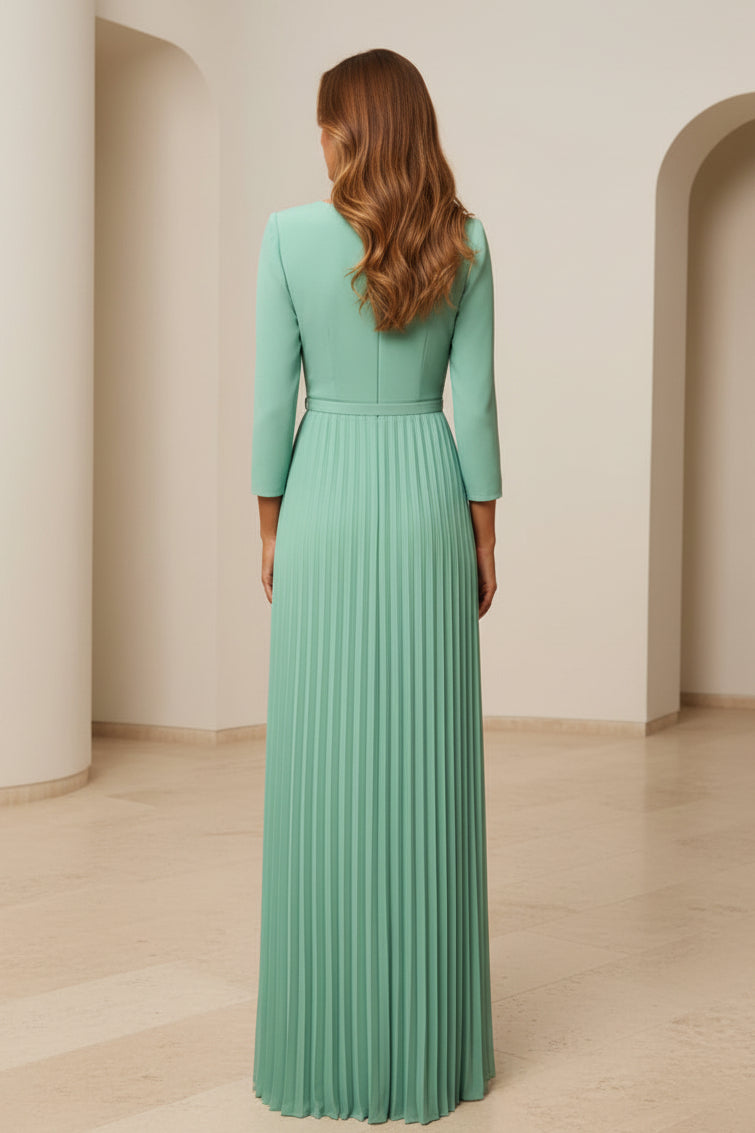 Ärmelloses Abendkleid mit Faltenrock und Gürtel