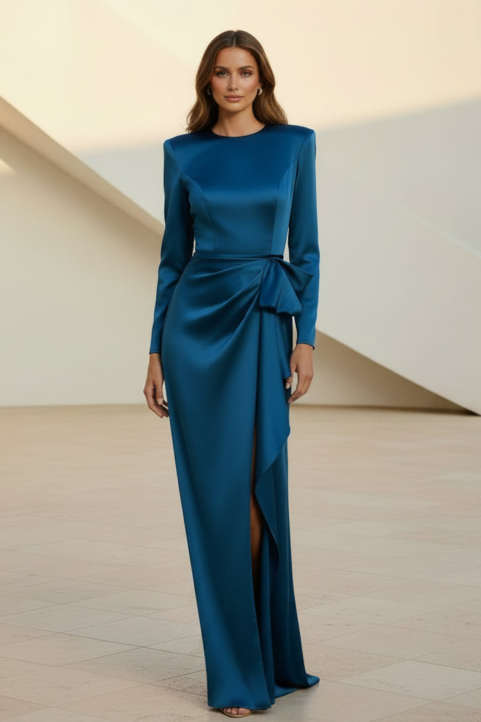 Satin-Langarmkleid mit Taillendrapierung und Schlitz