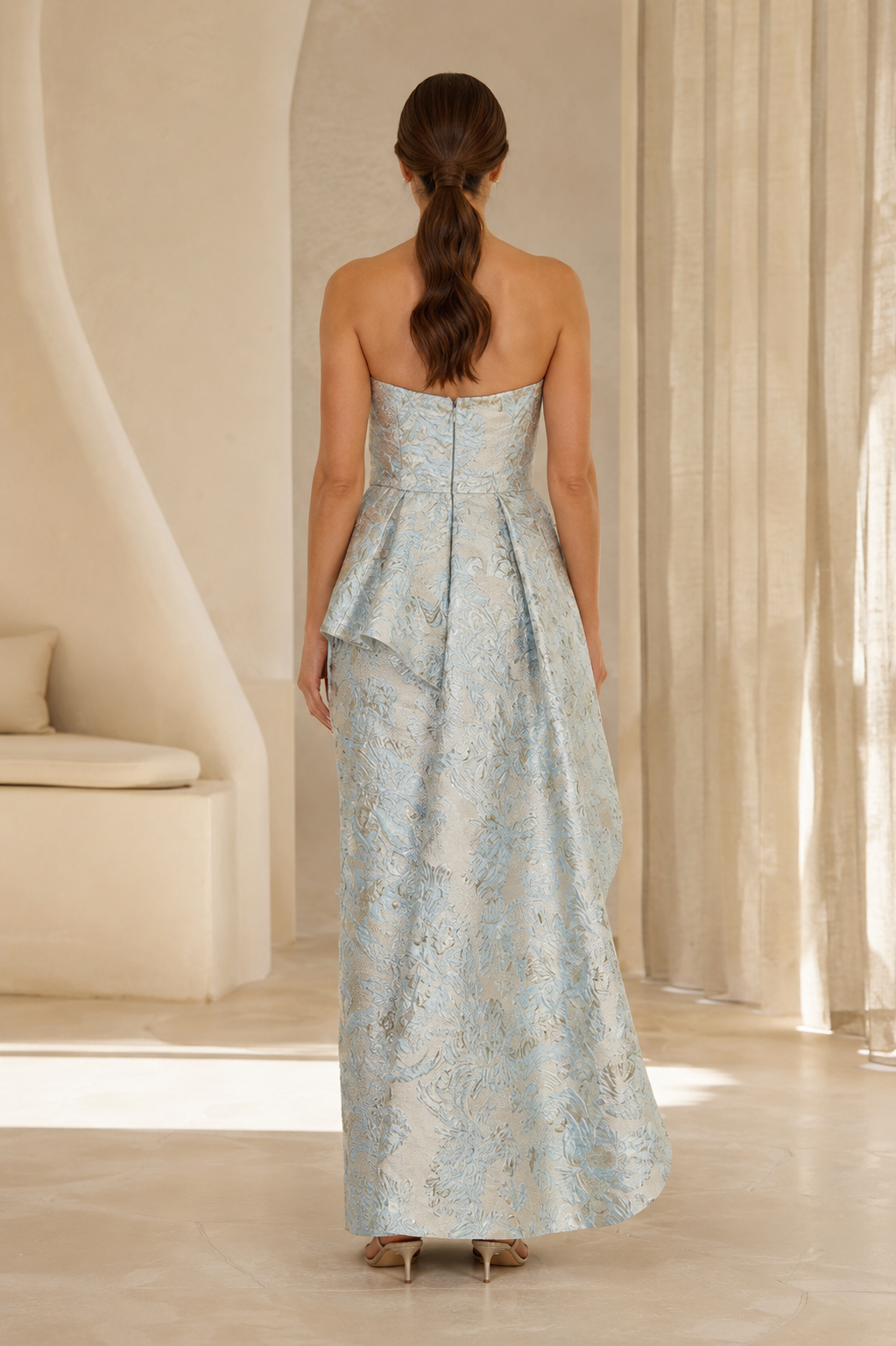 Trägerloses Jacquard-Kleid mit drapiertem Schößchen-Überrock