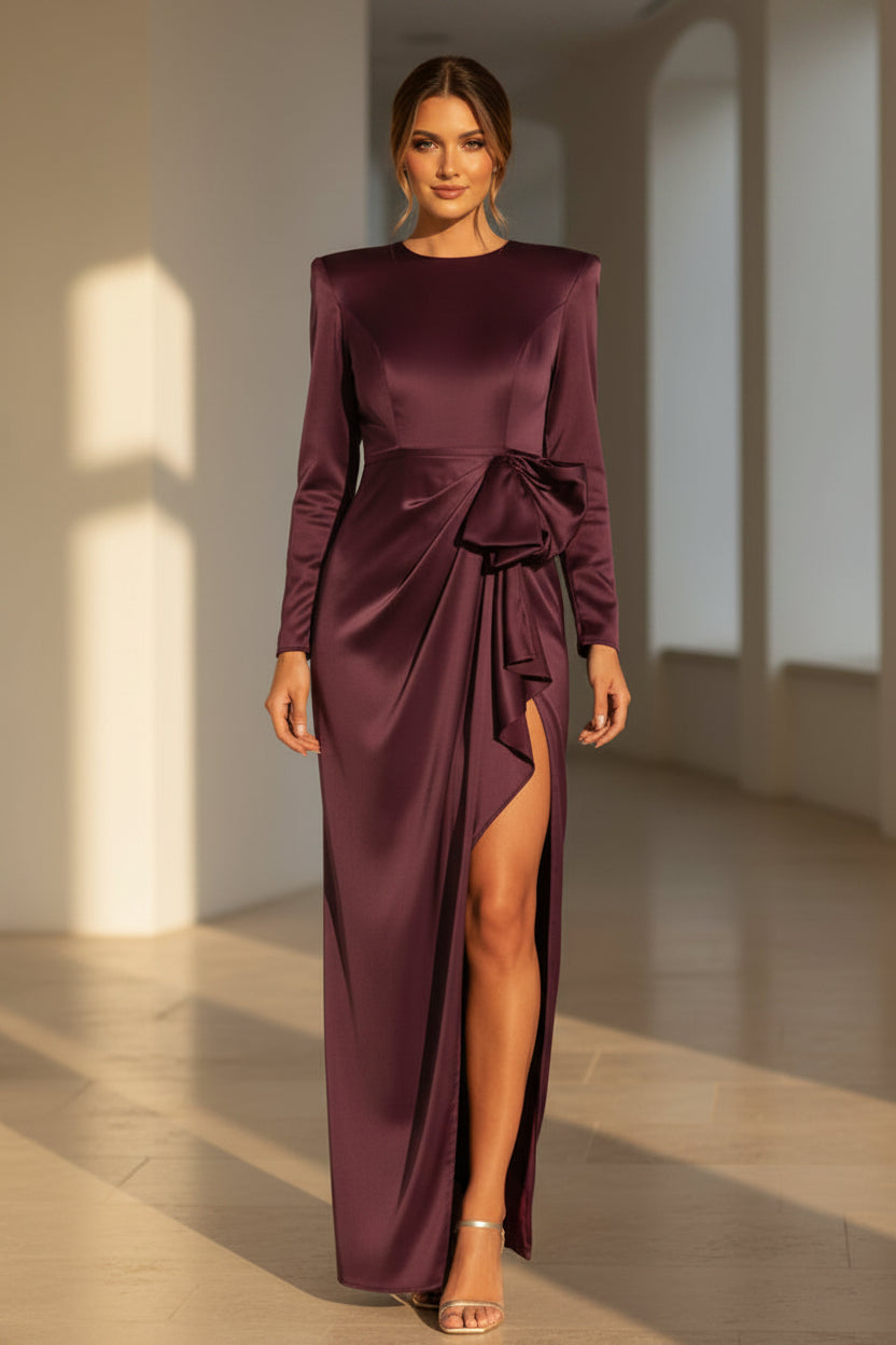 Langes Satin-Abendkleid mit Ärmeln und hohem Schlitz