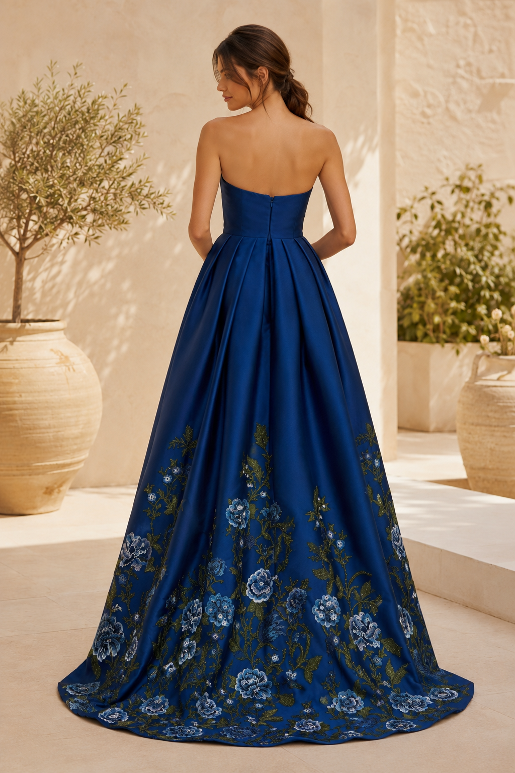 Trägerloses Abendkleid aus Satin mit Blumenstickerei und A-Linie