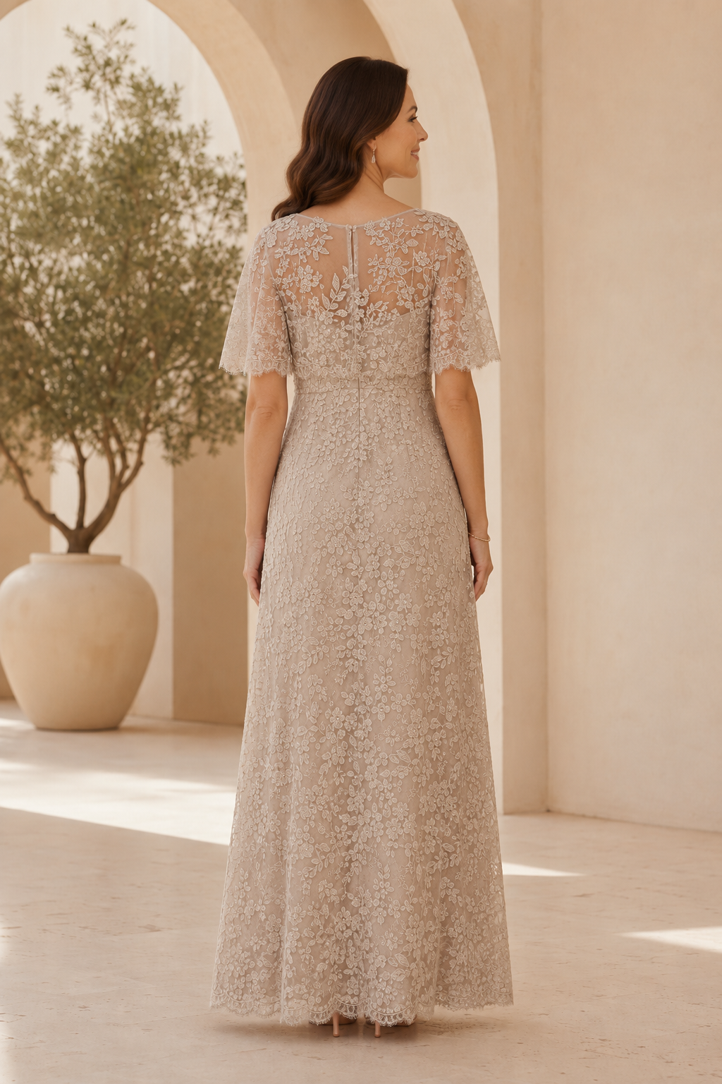Abendkleid mit Spitzendetails, flatternden Ärmeln und Empire-Taille