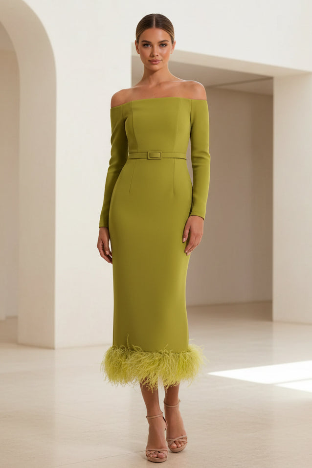 Schulterfreies Langarm-Midikleid mit Federn