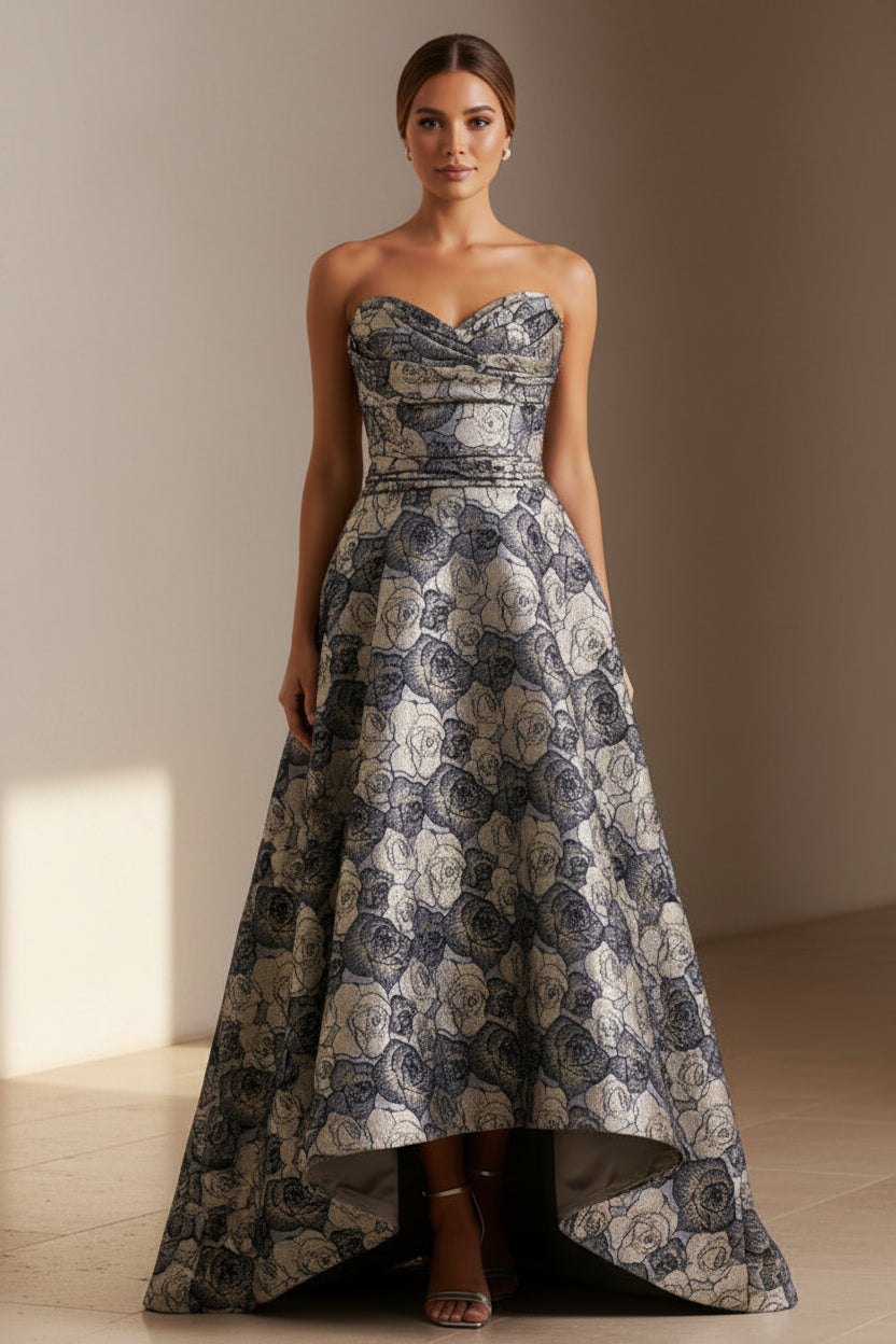 Trägerloses Abendkleid aus floralem Jacquard mit Vokuhila-Saum