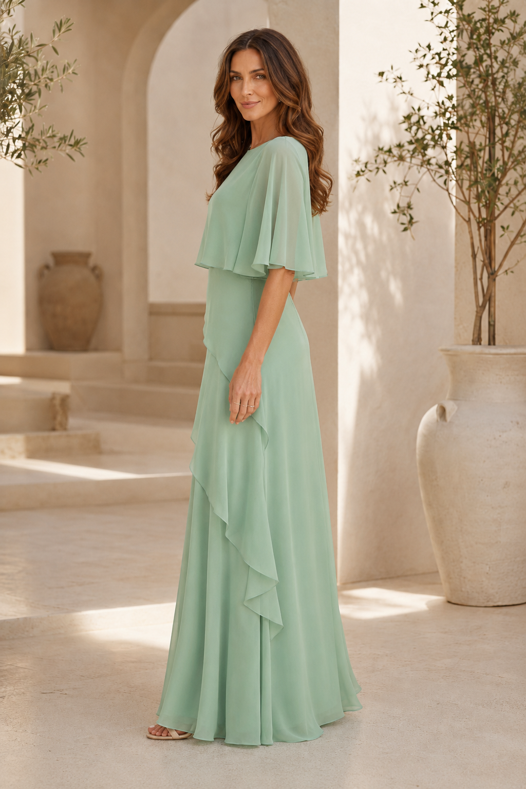 Chiffon-Maxikleid mit Cape-Ärmeln, Stufenrock und asymmetrischem Saum