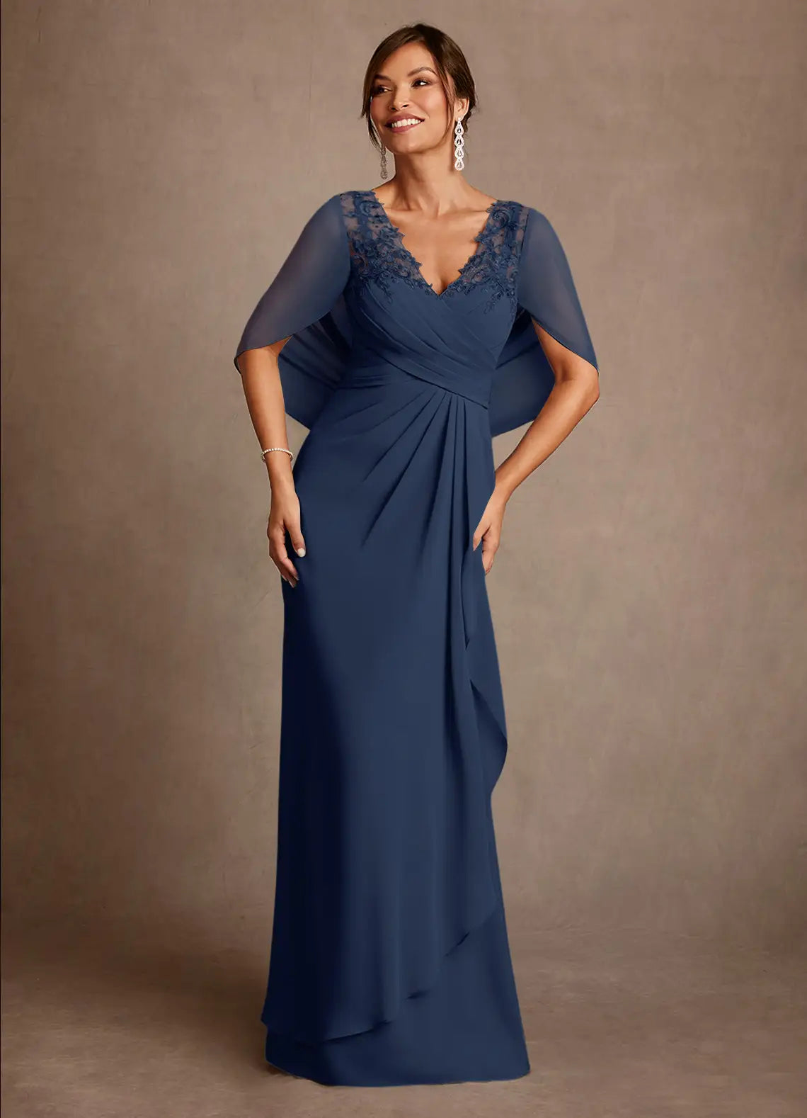 Abendkleid aus Chiffon mit V-Ausschnitt und drapiertem Cape