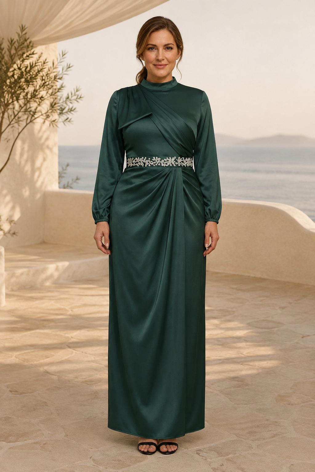 Säulenkleid aus langärmeligem Satin mit Taillenband aus Kristallen