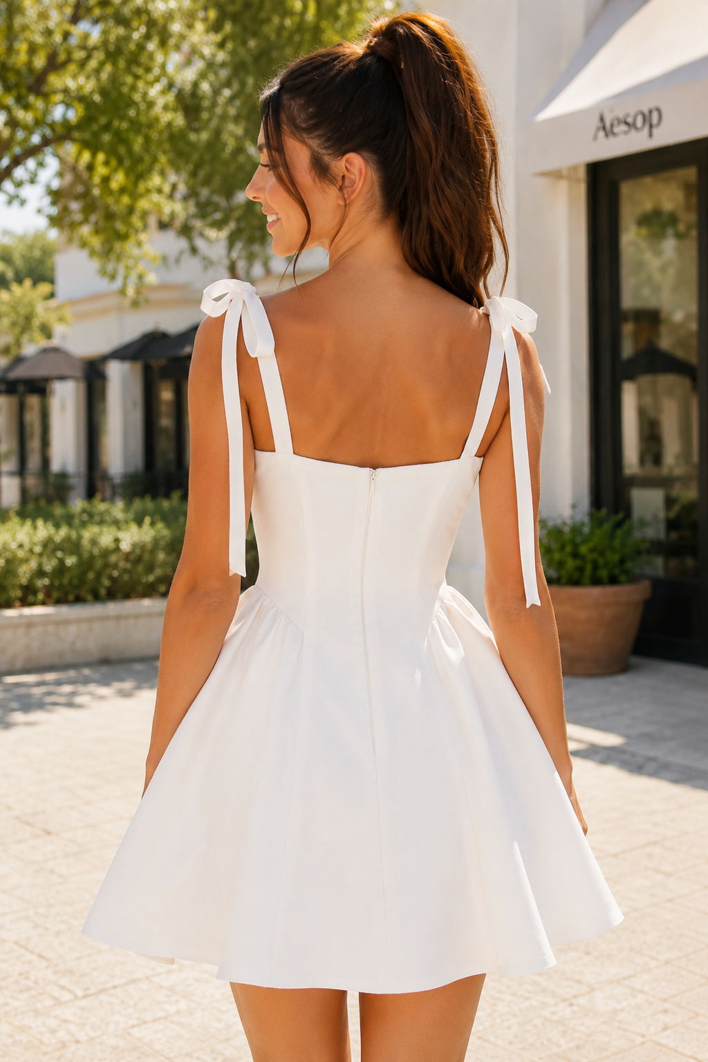 A-Linien-Mini-Kleid mit eckigem Ausschnitt und Bindeträgern