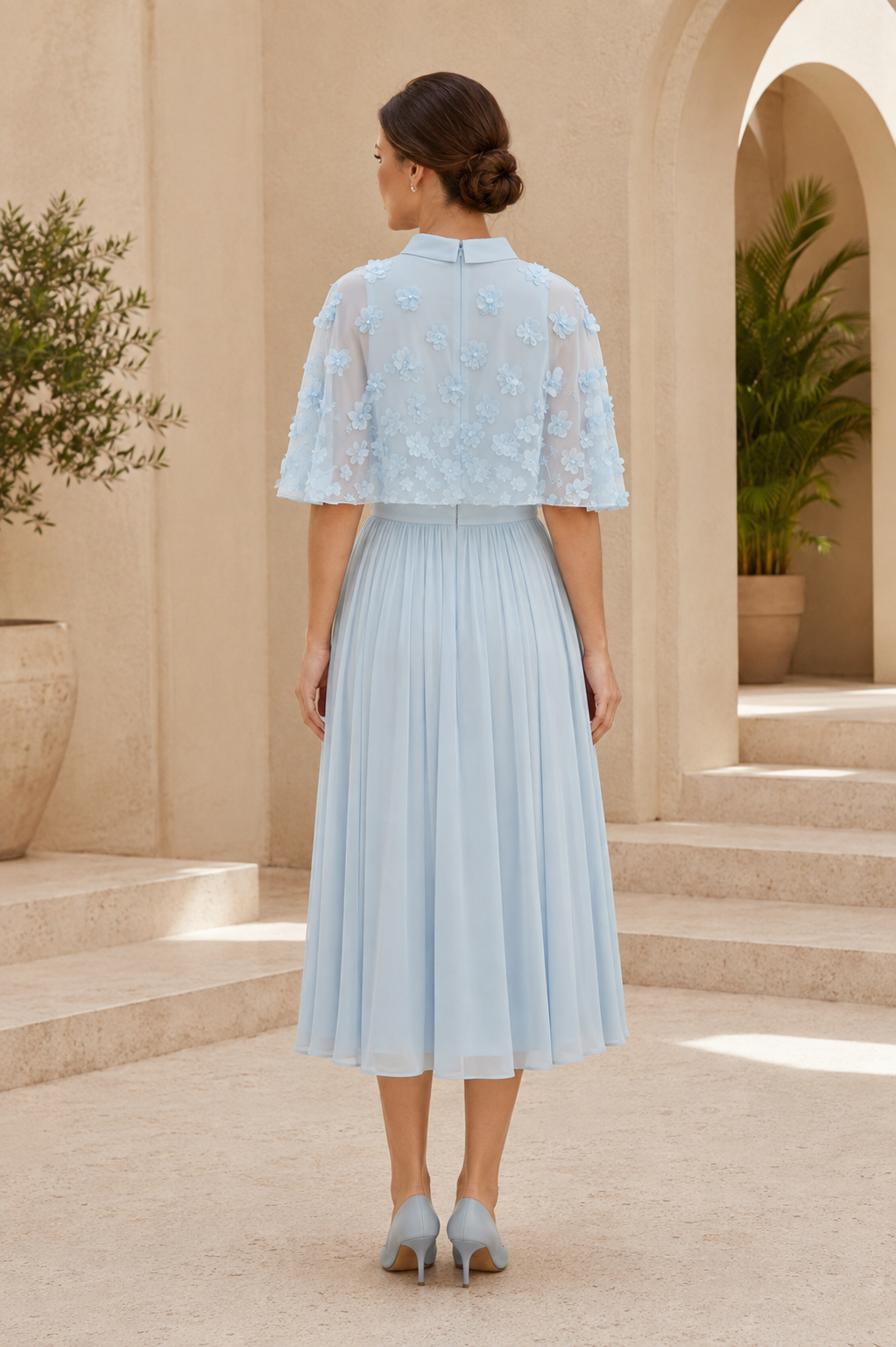 Florales Midi-Cape-Kleid aus Sheer mit Schleifenkragen
