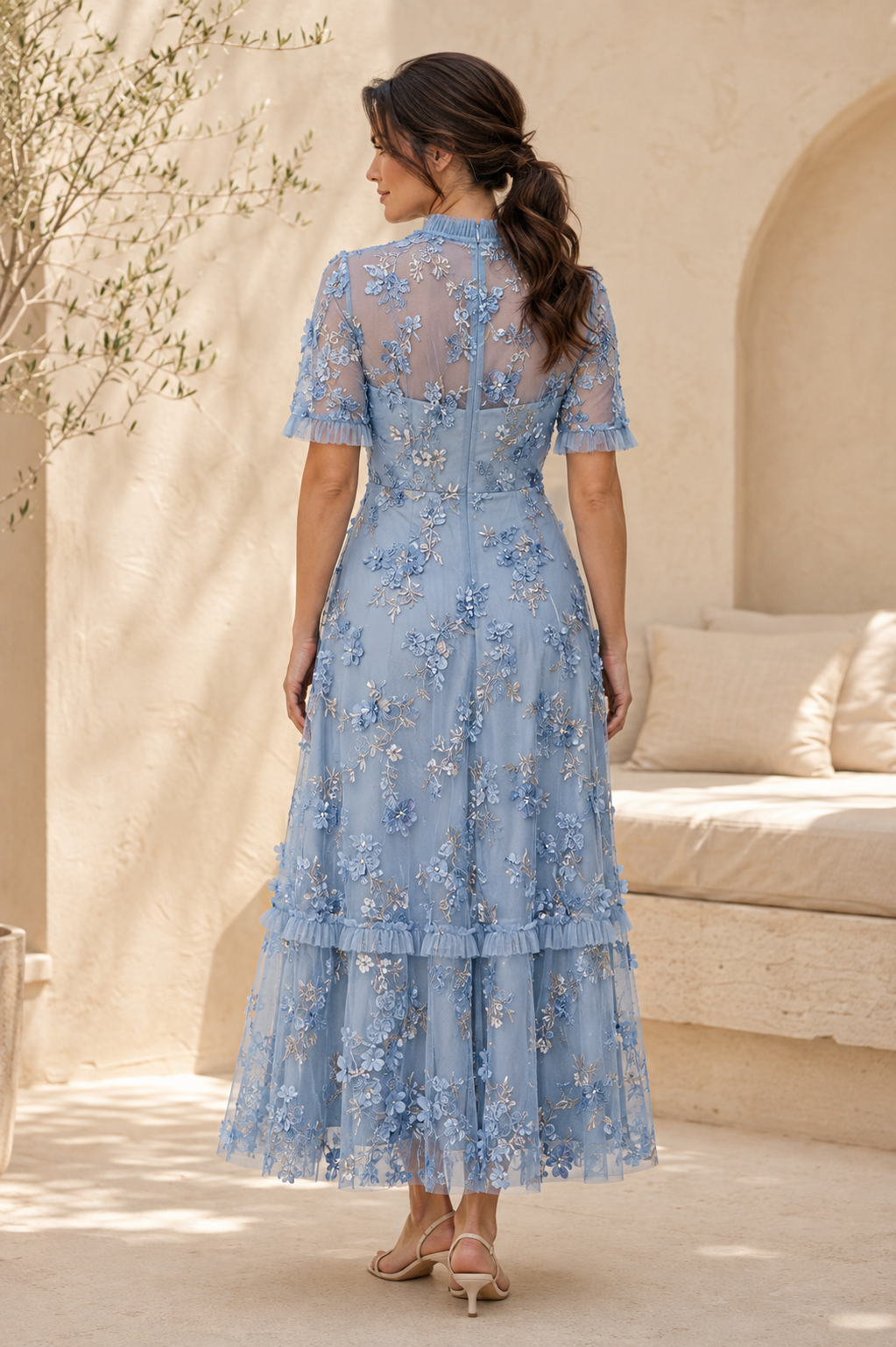 Gestuftes Midi-Kleid mit 3D-Blumenstickerei und Illusionsausschnitt