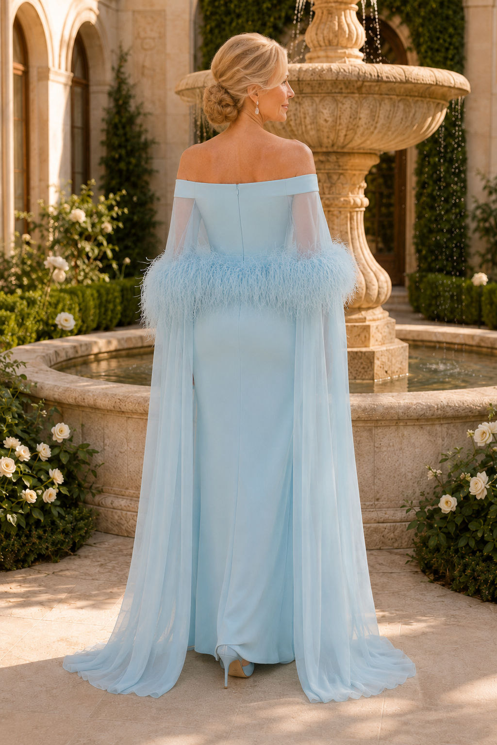 Schulterfreies Abendkleid mit Federbesatz und Umhang