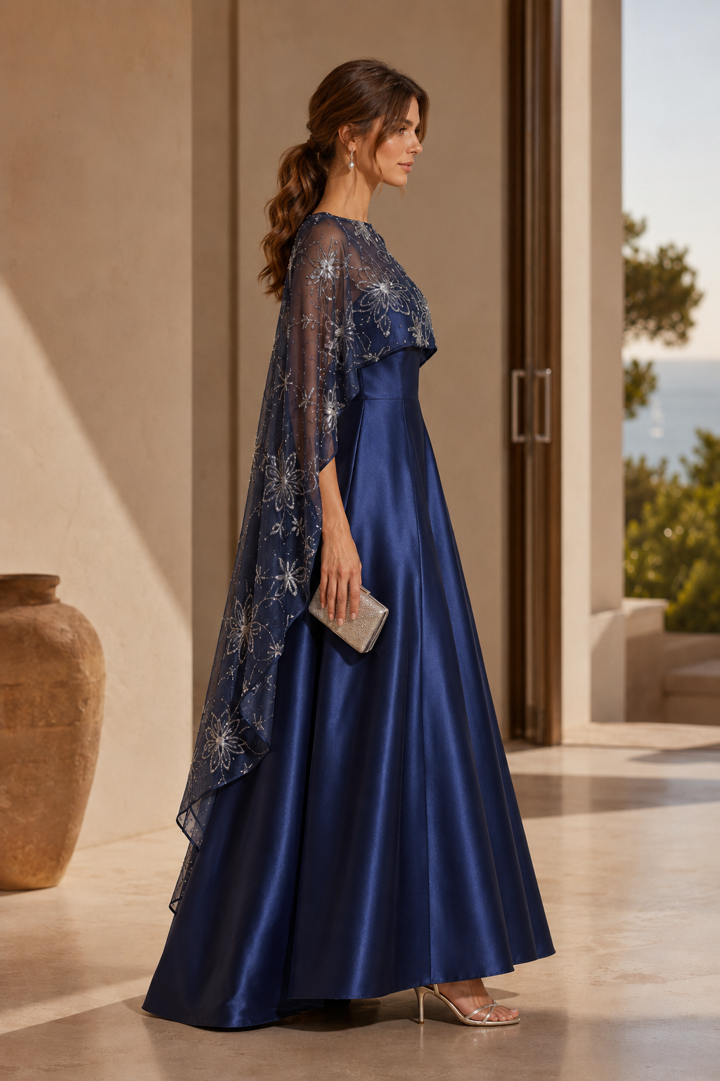 A-Linien-Abendkleid mit perlenbesticktem Blüten-Capelet