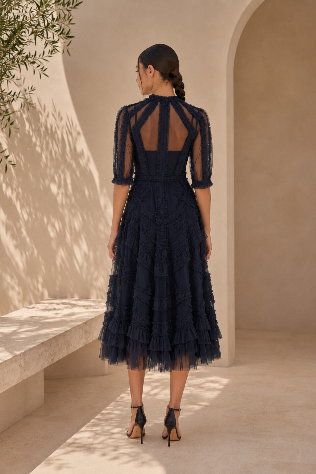 Midi-Tüllkleid mit Illusion-Ausschnitt und gestuften Rüschen