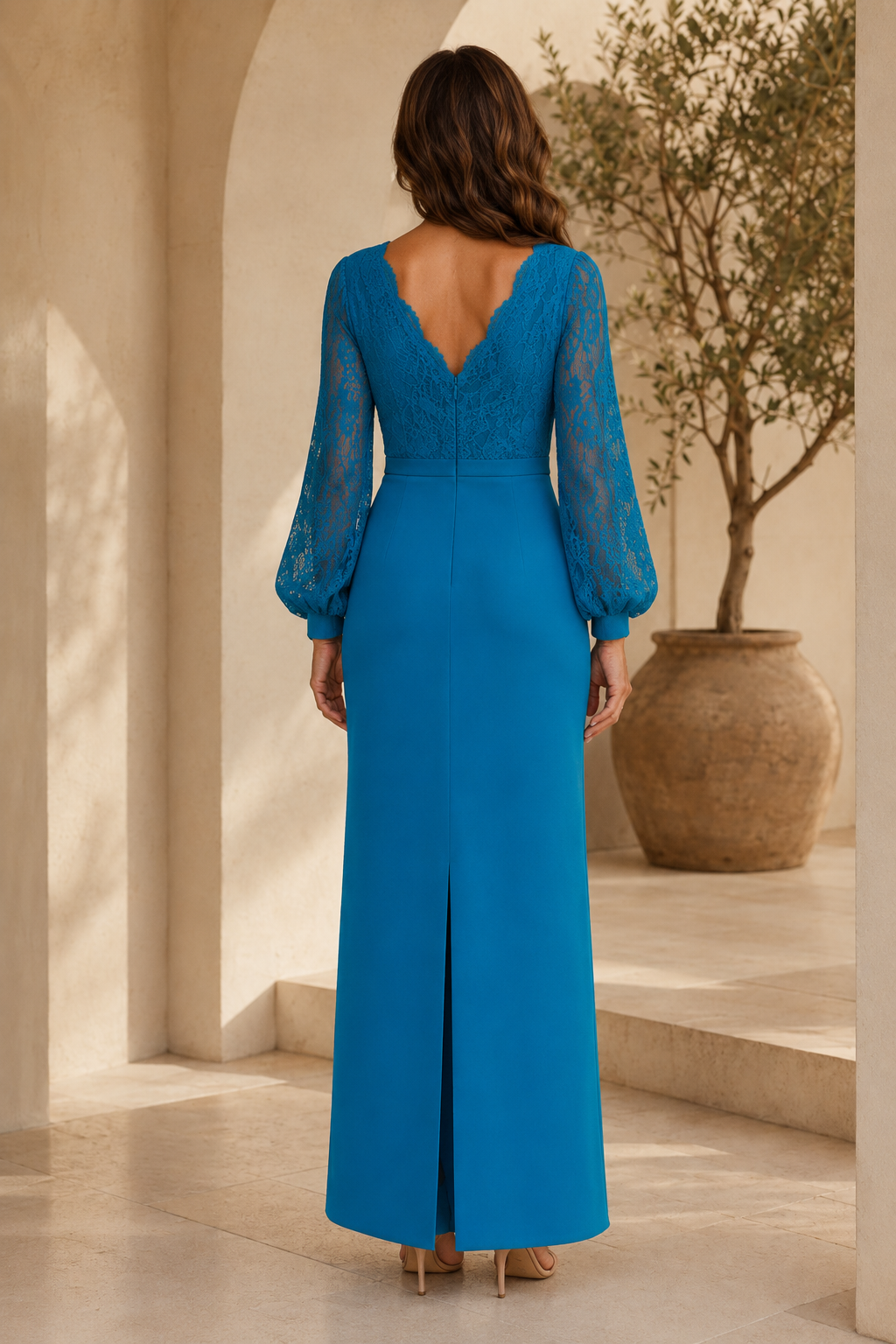 Spitzen-Abendkleid mit langen Ärmeln, V-Ausschnitt und schmaler Silhouette
