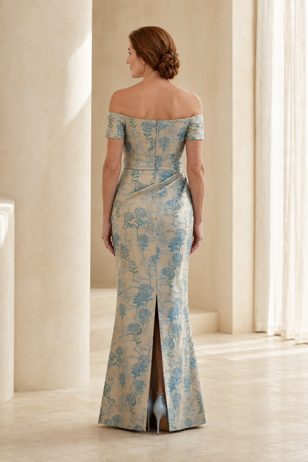 Trägerloses Abendkleid aus floralem Jacquard mit hohem Schlitz