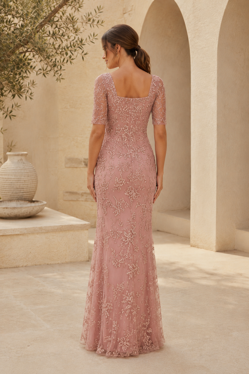Abendkleid aus Spitze mit eckigem Ausschnitt und kurzen Ärmeln