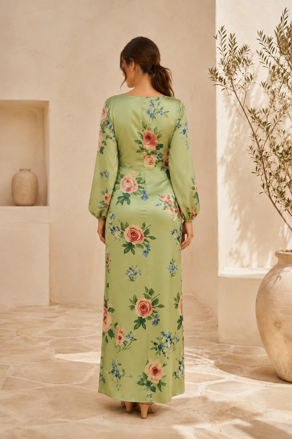 Florales Satin-Maxikleid mit langen Ärmeln und Schlitz