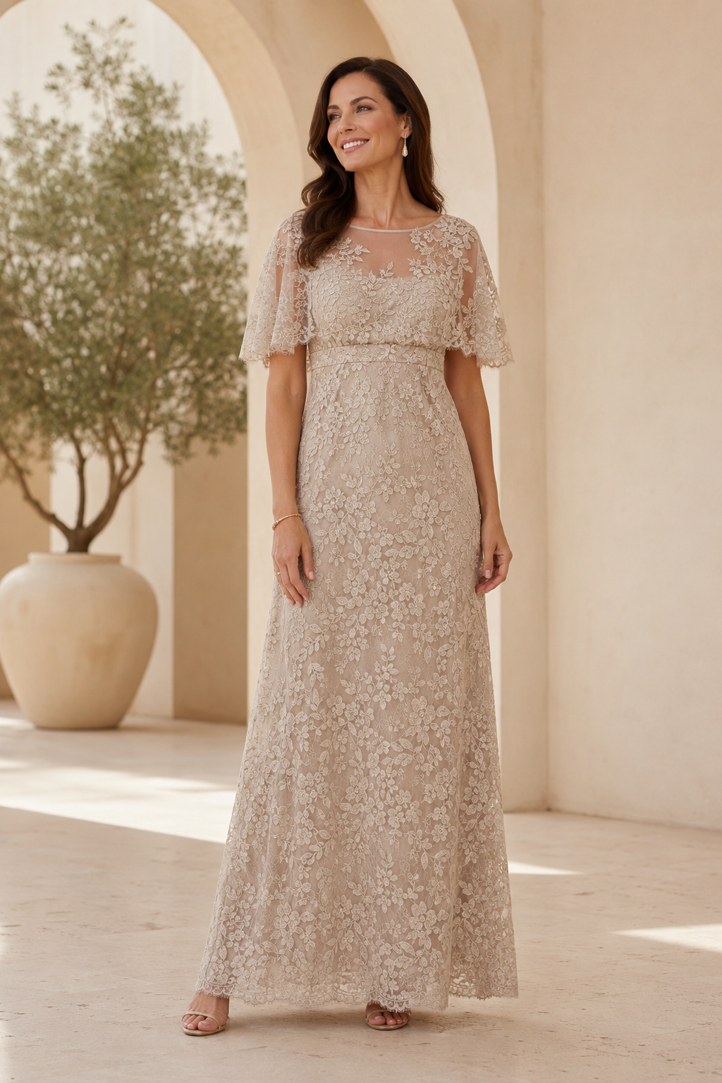 Abendkleid mit Spitzendetails, flatternden Ärmeln und Empire-Taille