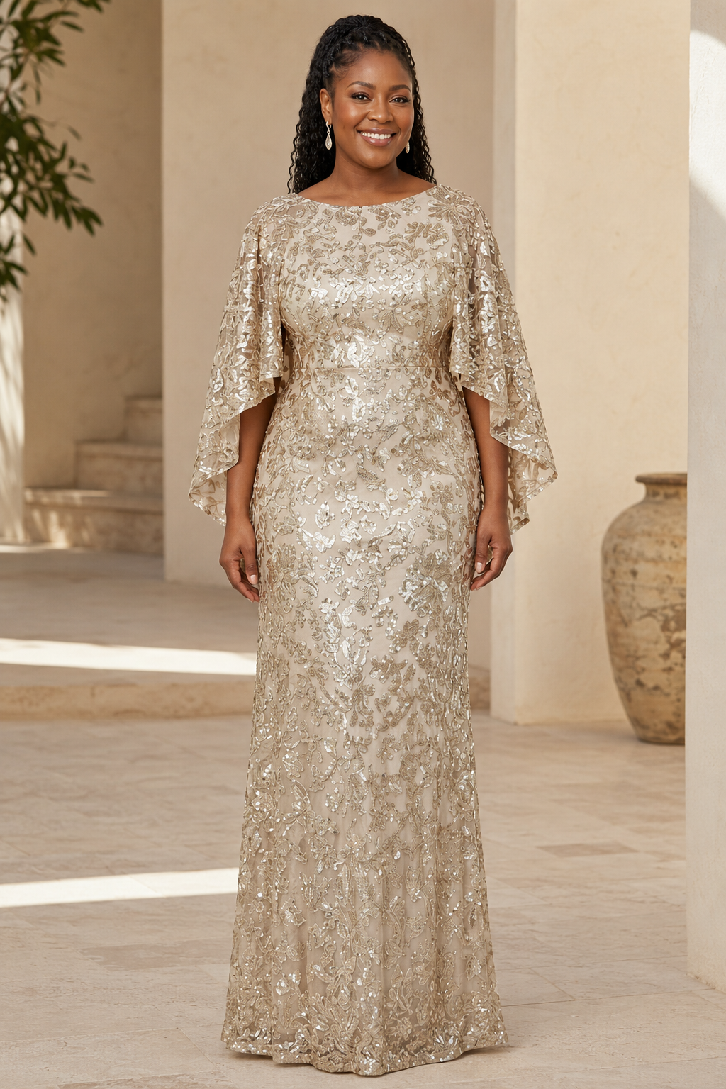 Paillettenbesticktes, säulenförmiges Blumenkleid mit schwingenden Cape-Ärmeln