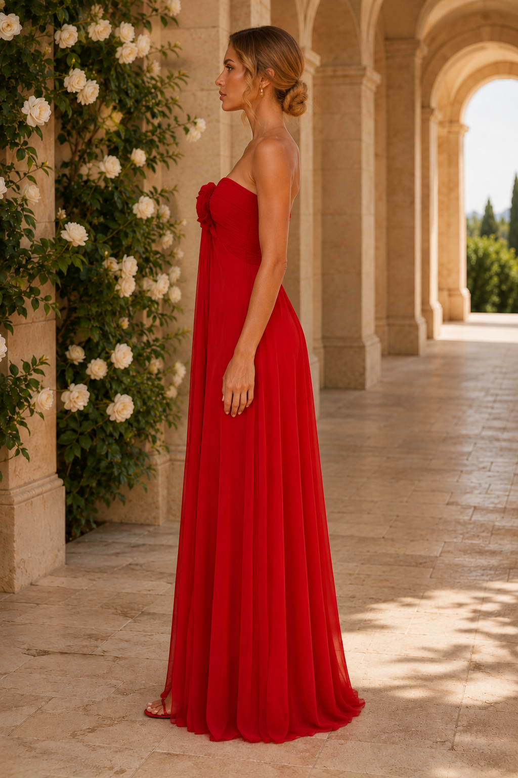 Trägerloses, drapiertes Chiffonkleid mit 3D-Blüten-Oberteil