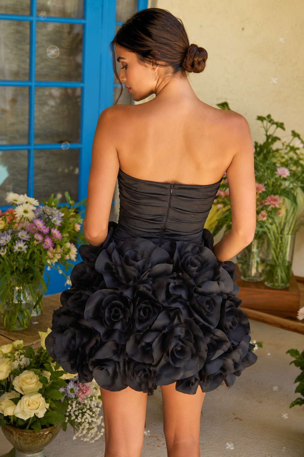 Trägerloses gerafftes Minikleid mit 3D-Blumenrock