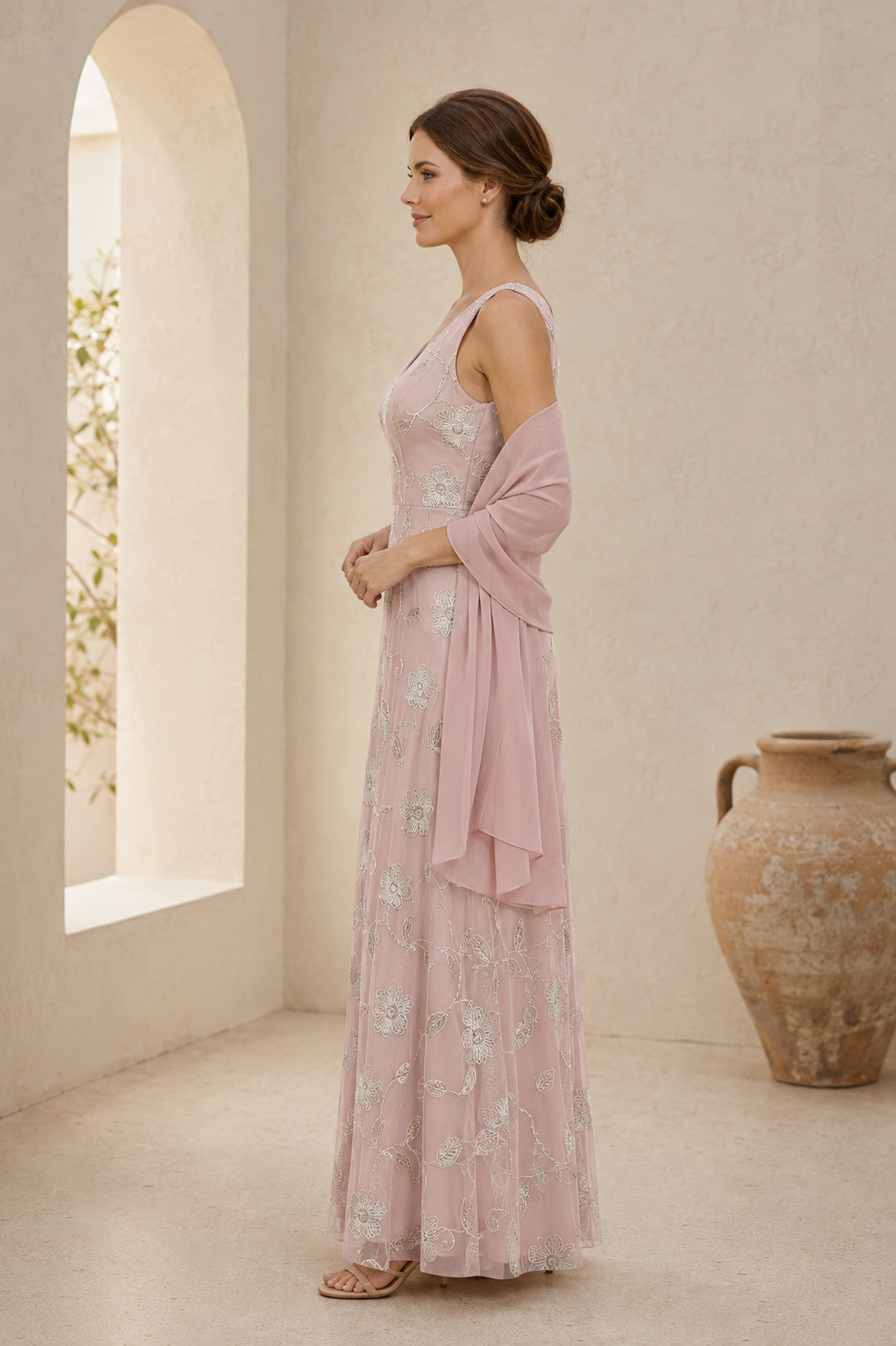 Besticktes V-Ausschnitt-Kleid mit Chiffonschal
