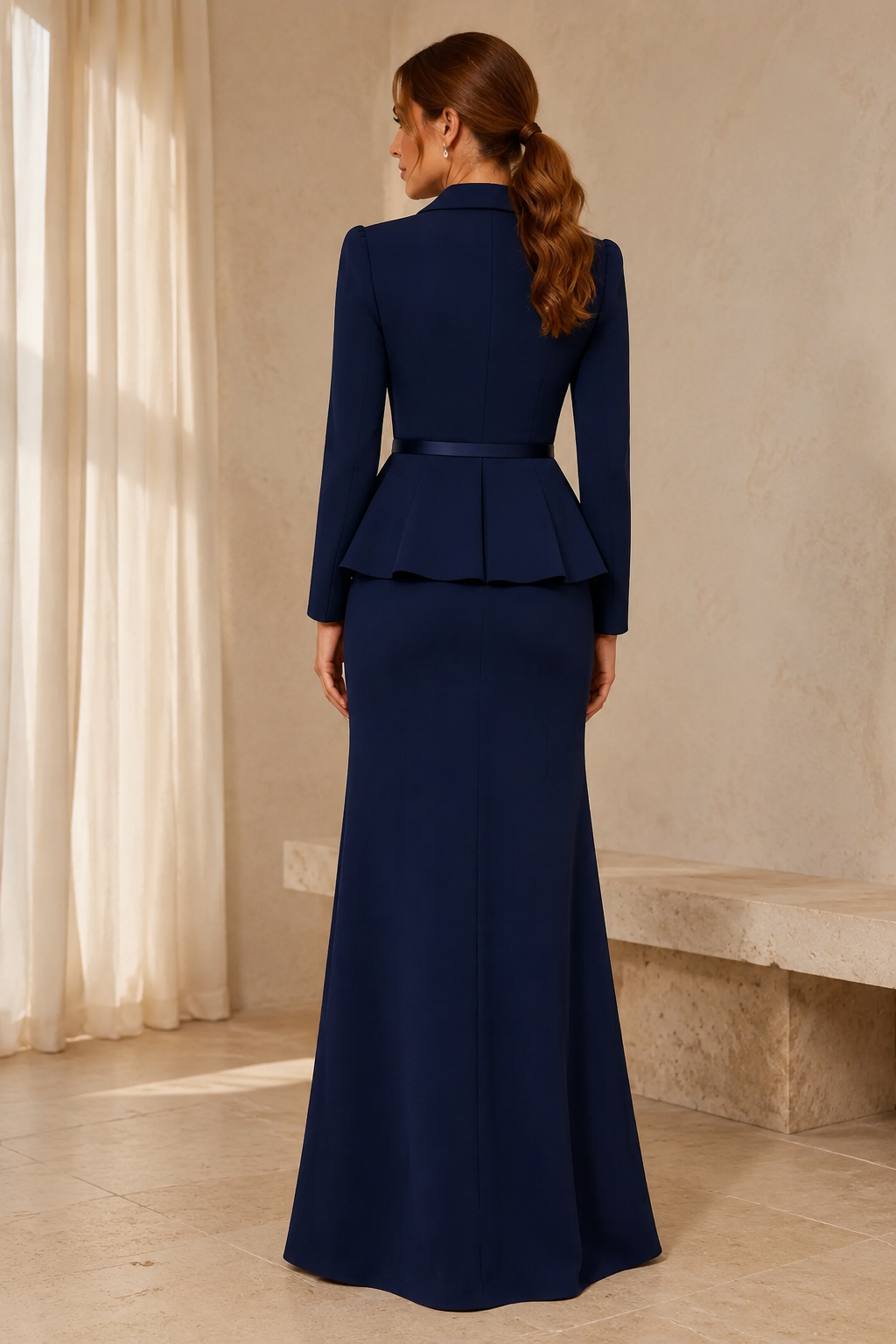 Langärmelige Schößchen-Jacken-Robe mit Blumenkragenverzierung