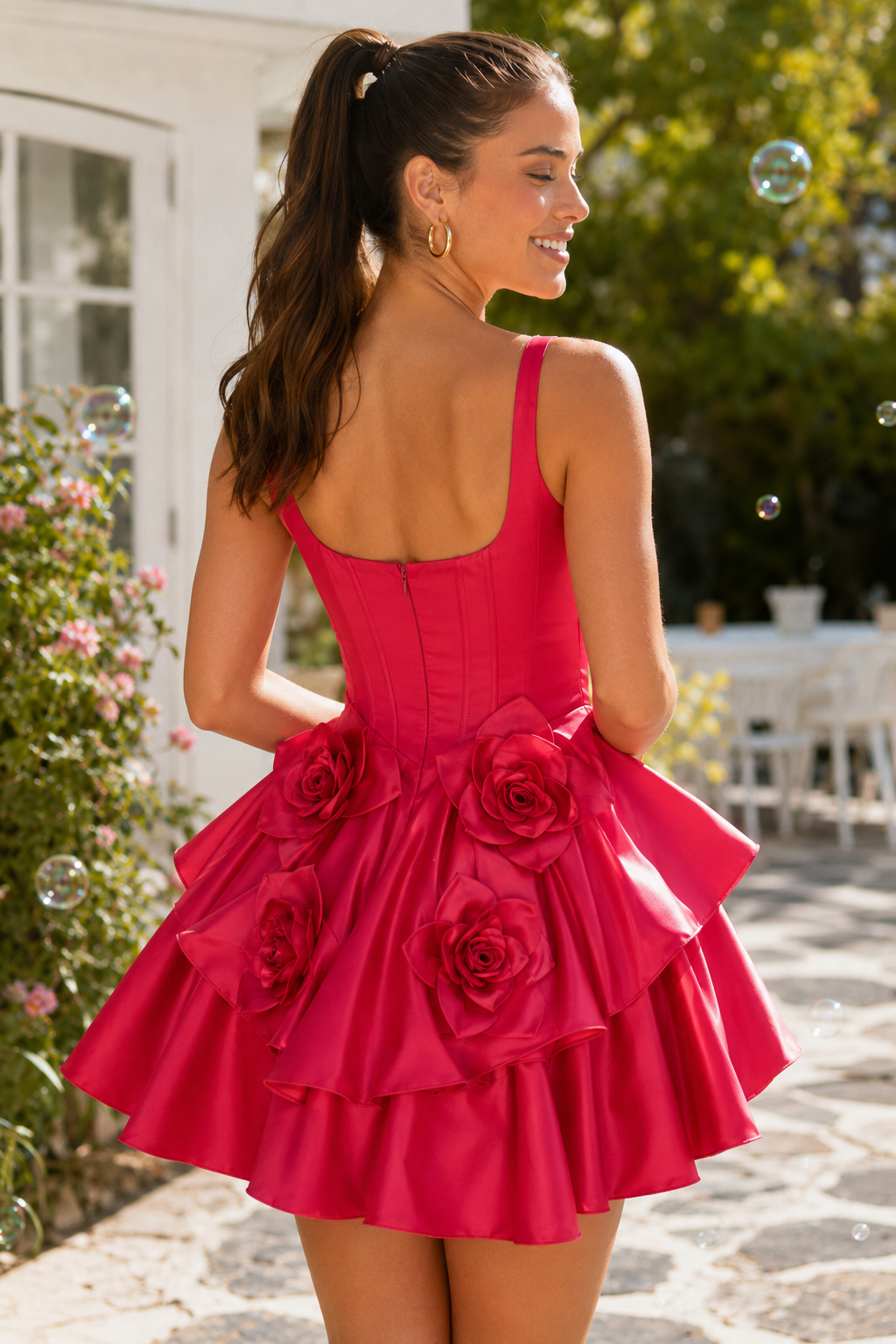 Gestuftes Korsett-Minikleid aus Satin mit 3D-Blumen