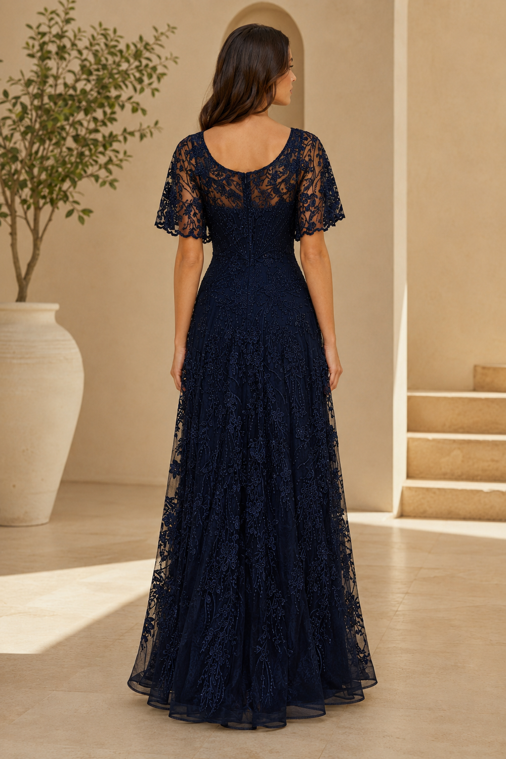 Abendkleid mit Spitzendetails, A-Linie und ausgestellten Ärmeln