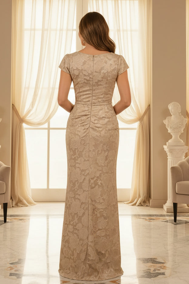 Abendkleid aus gerafftem Jacquard mit Rüschenschlitz