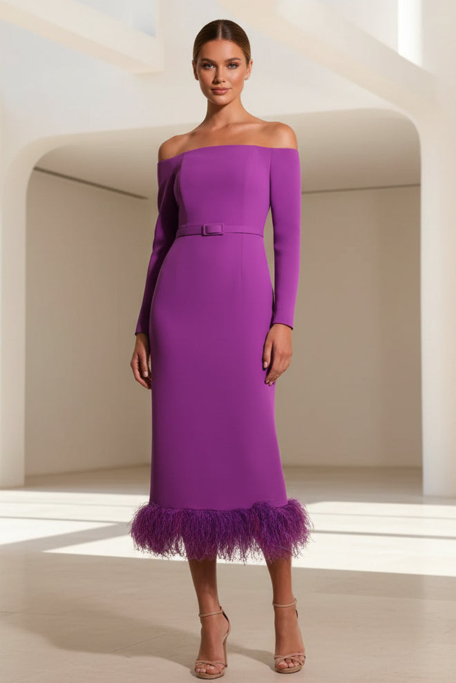 Schulterfreies Langarm-Midikleid mit Federn