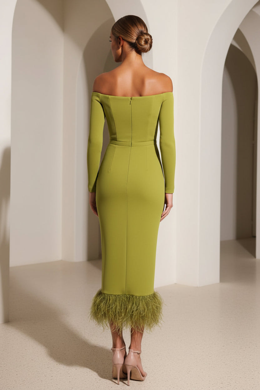 Schulterfreies Langarm-Midikleid mit Federn
