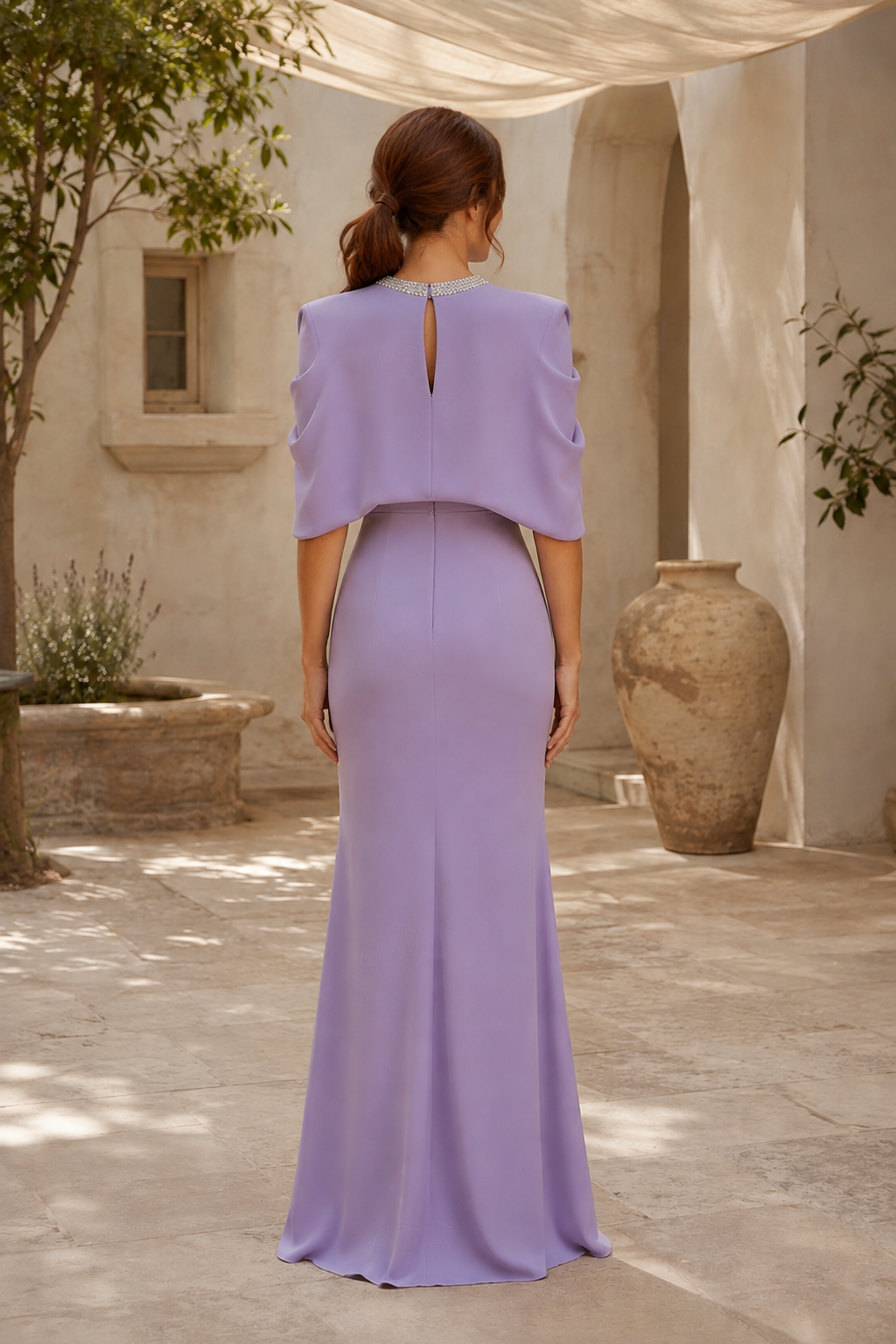 Etui-Abendkleid mit Cape-Ärmeln und Kristalldekolleté