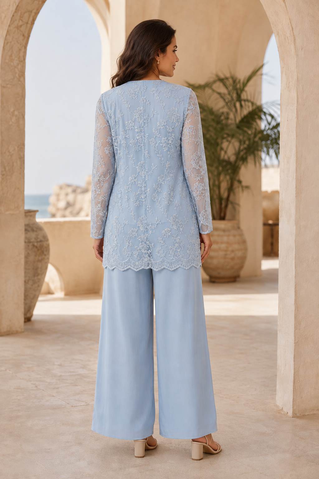Dreiteiliges Set aus Spitzenjacke, Top und weiter Hose