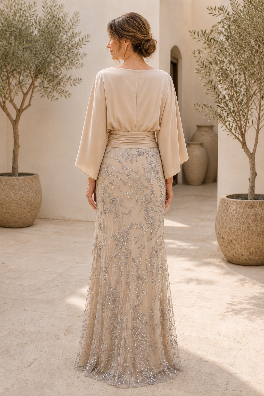 Neckholder-Kleid mit Cape-Ärmeln und Paillettenrock