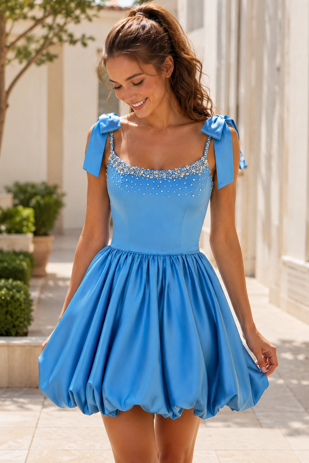 Satin-Minikleid mit Kristallperlen und Bubblesaum