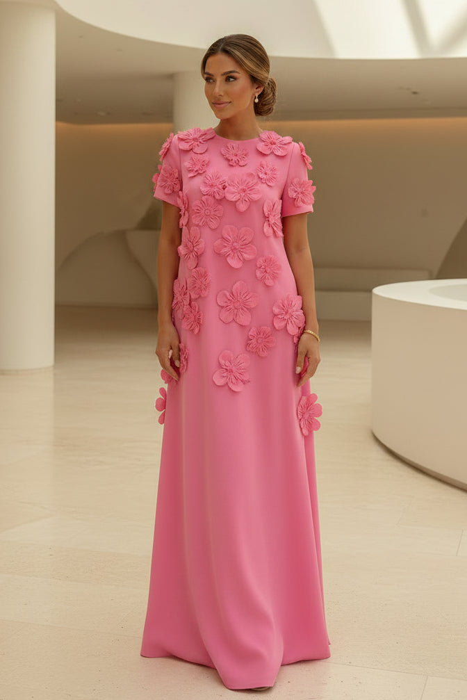 Maxikleid mit 3D-Blumenapplikationen und kurzen Ärmeln