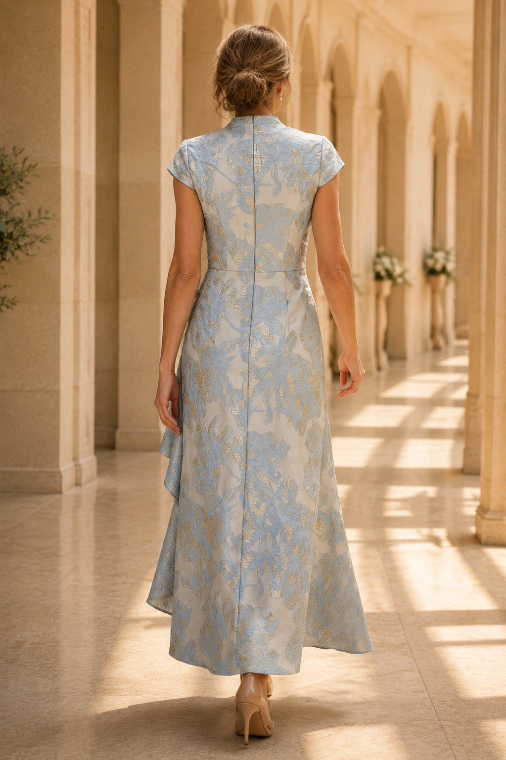 Jacquard-Maxikleid mit V-Ausschnitt und seitlich fallender Rüsche