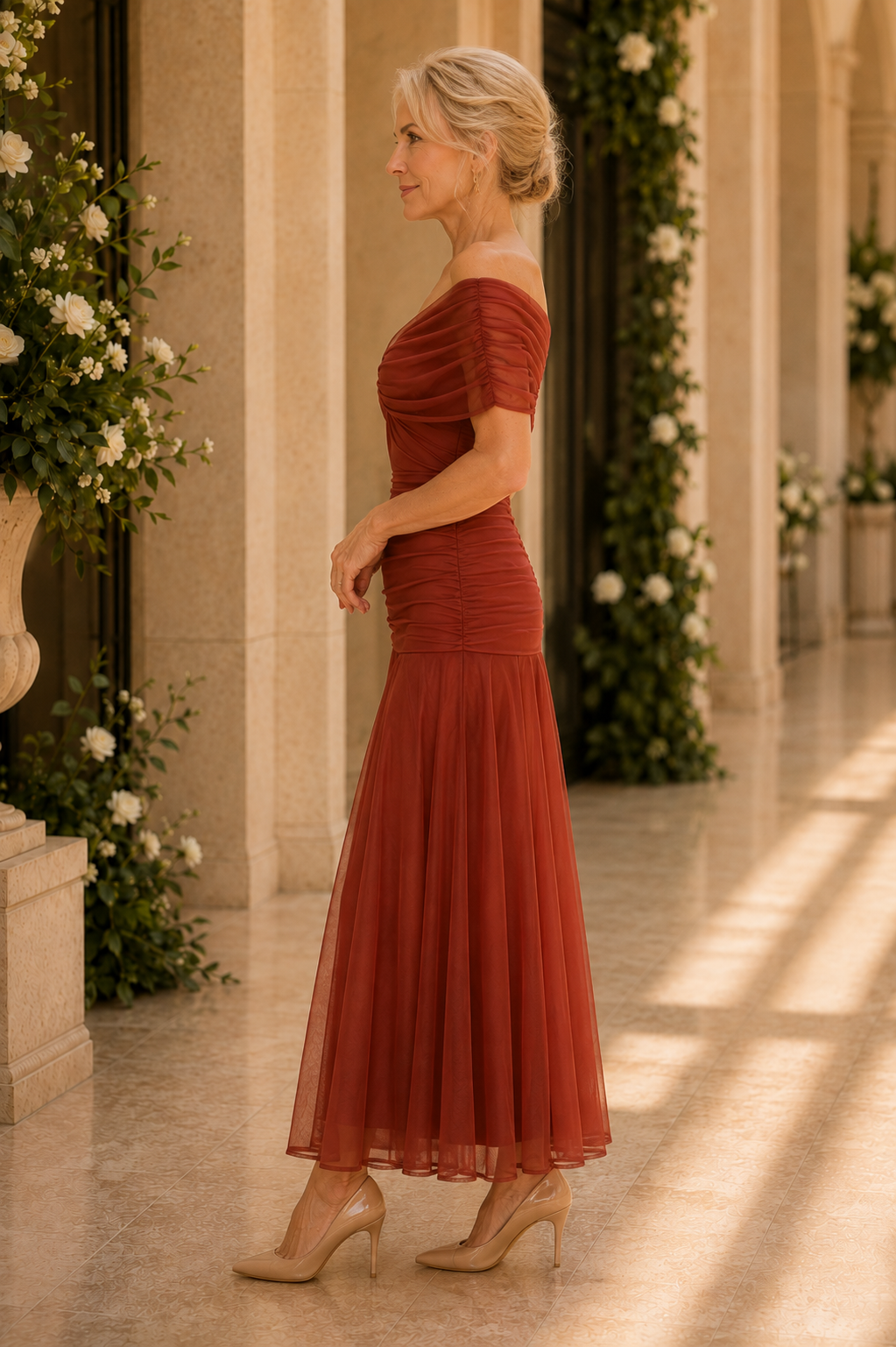 Schulterfreies, gerafftes, wadenlanges Kleid