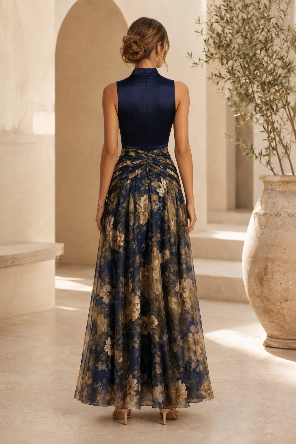 Ärmelloses Abendkleid mit Blumenmuster und hohem Kragen