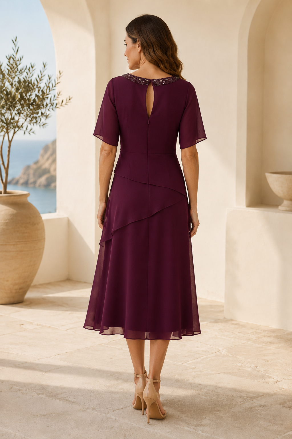 Perlenbesetztes Dekolleté, gestuftes Chiffon-Midikleid