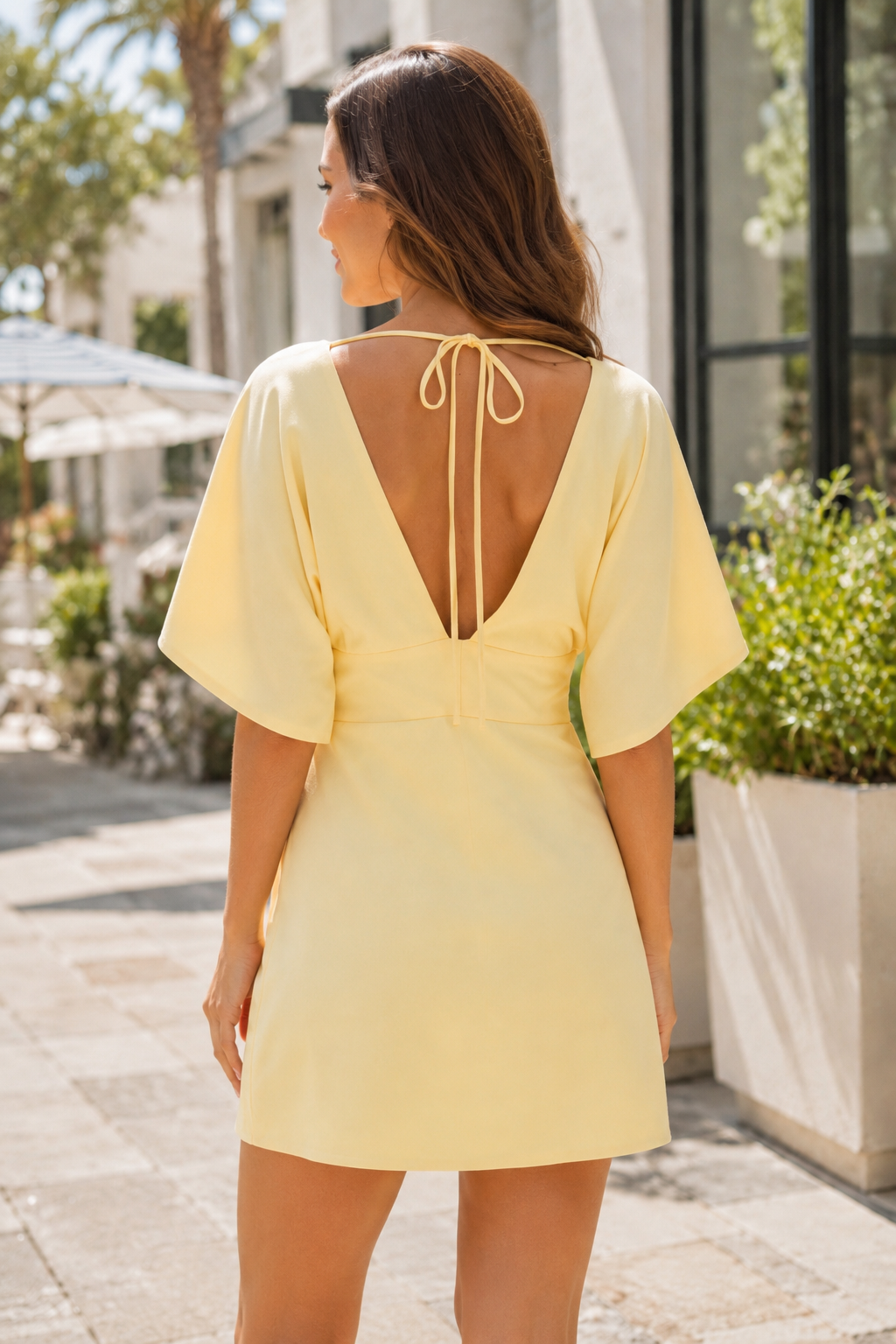Mini-Kleid mit tiefem V-Ausschnitt, flatternden Ärmeln und offener Rückenpartie
