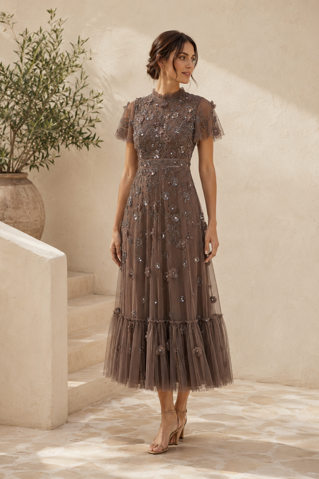 Geblümtes, besticktes Tüll-Midikleid mit Volantärmeln