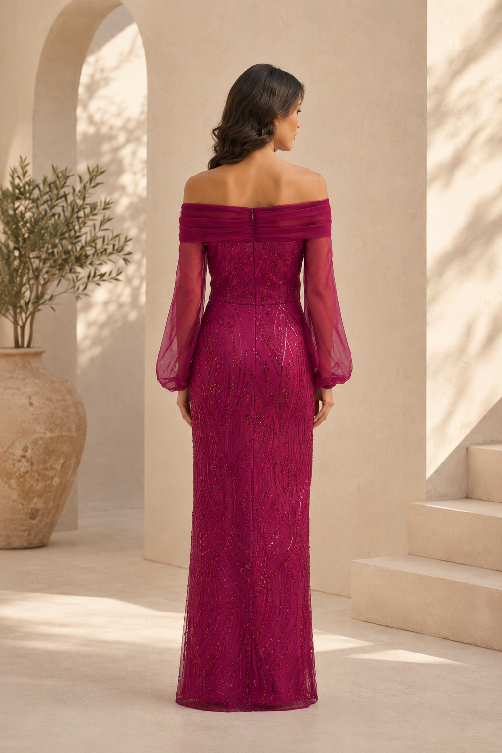 Trägerloses Pailletten-Etui-Abendkleid mit transparenten langen Ärmeln