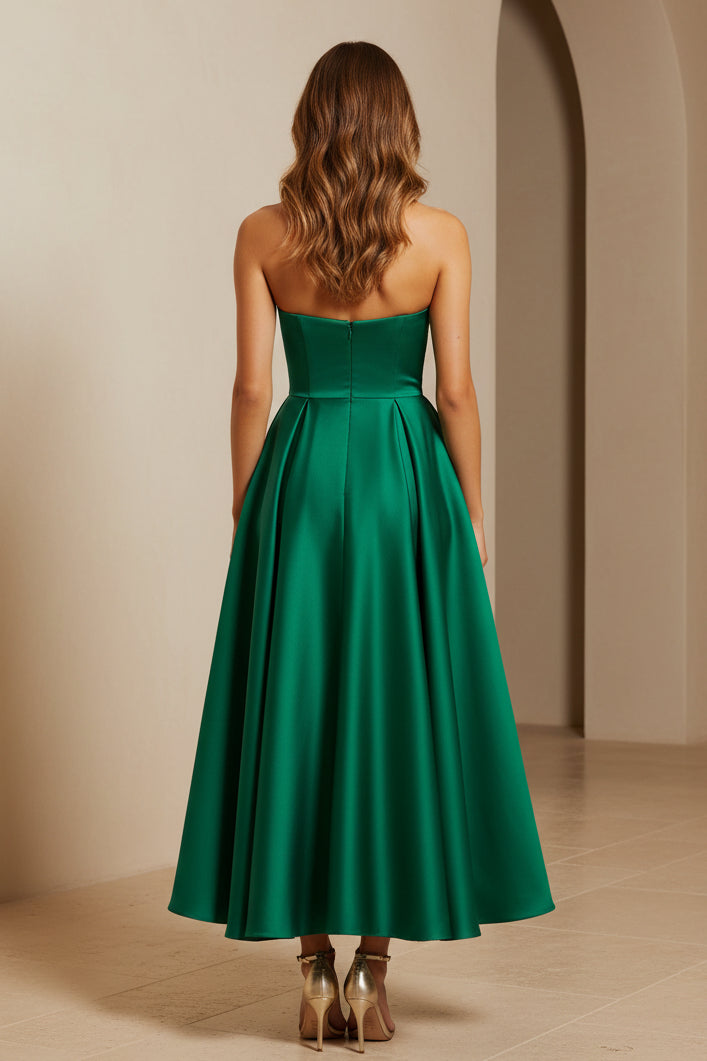 Trägerloses plissiertes Satin-Midikleid mit 3D-Blume
