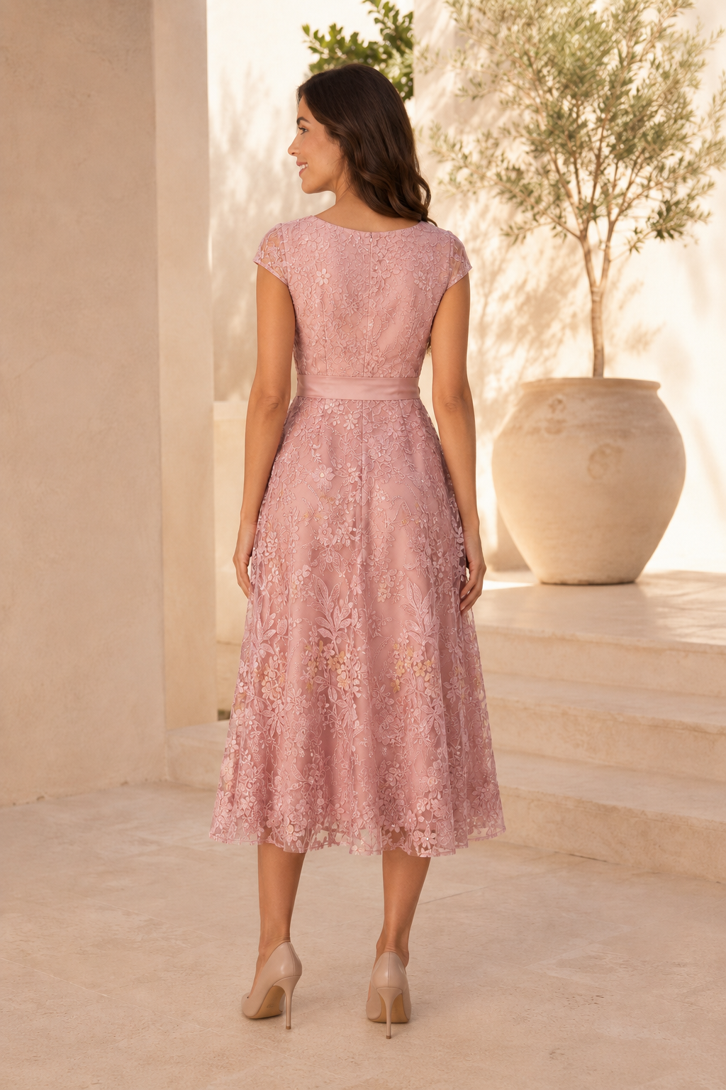 Ärmelloses, besticktes A-Linien-Midikleid aus Spitze
