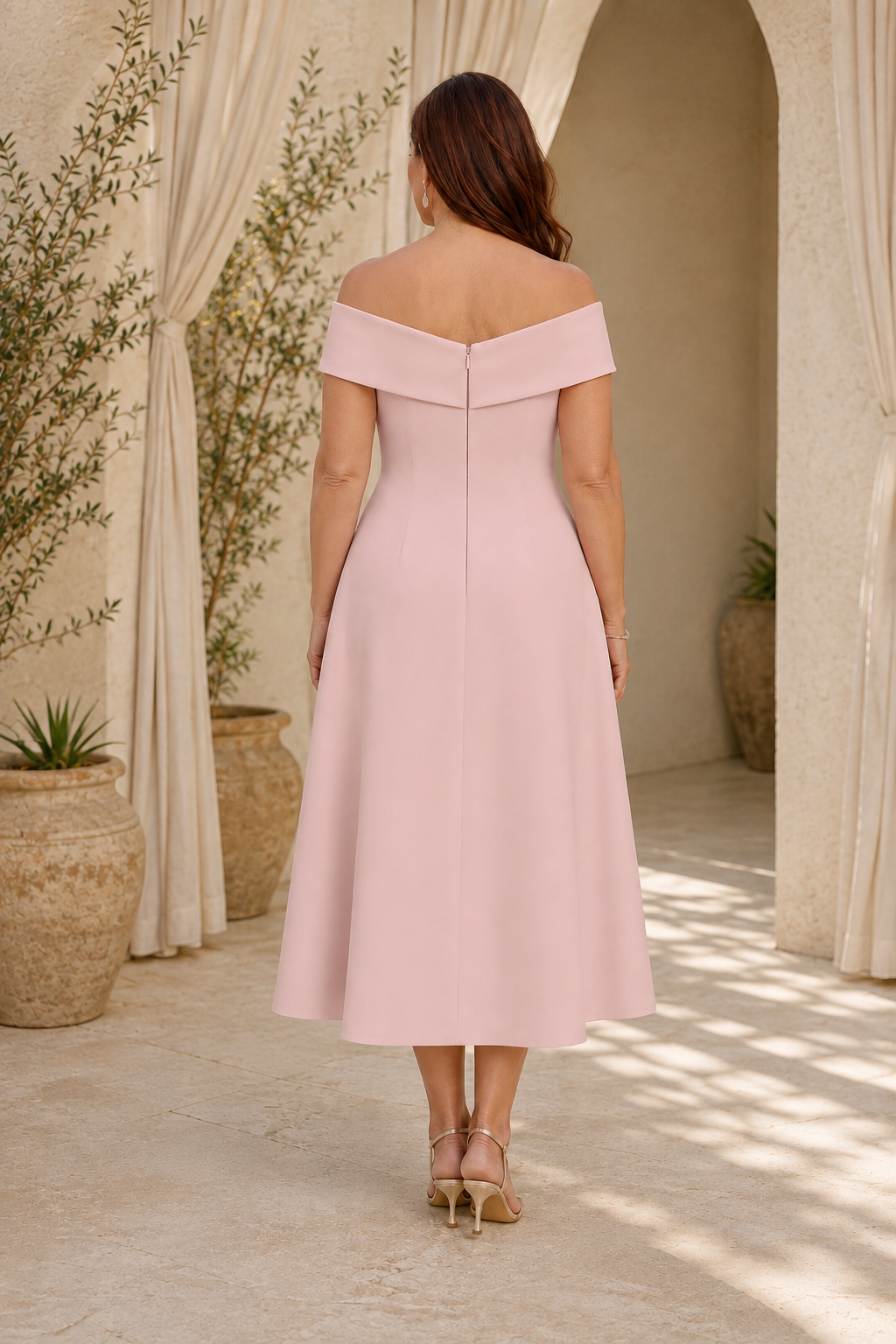 Schulterfreies, teelanges Kleid mit floralen 3D-Applikationen