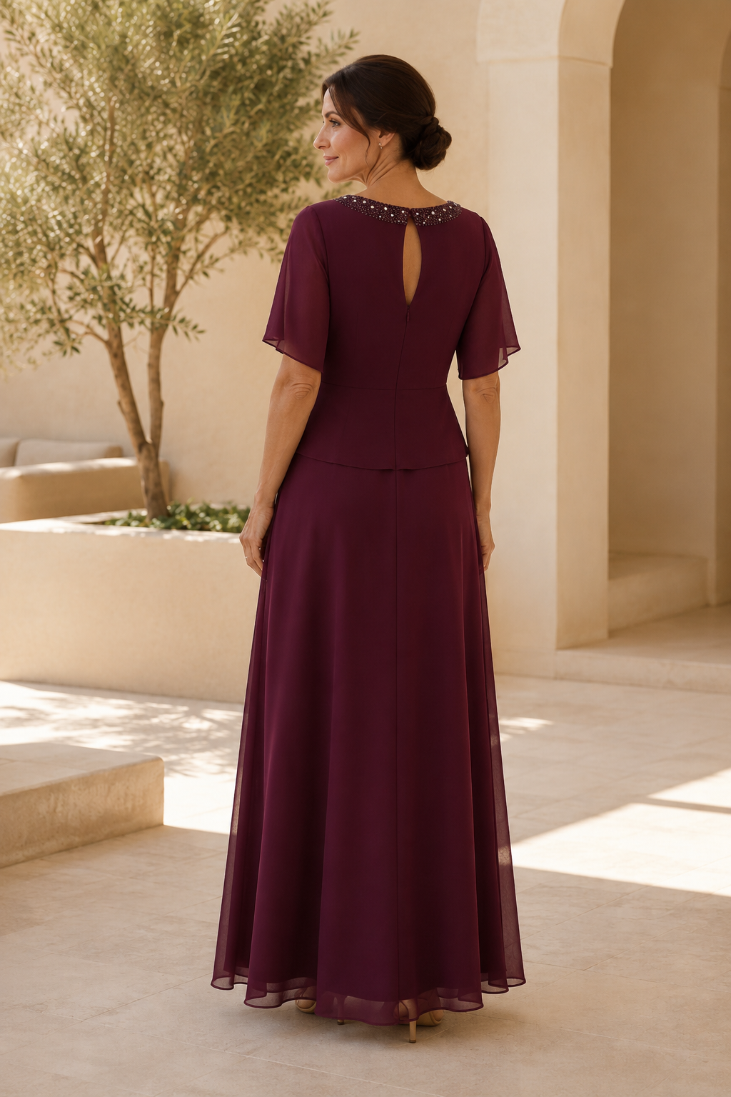 Asymmetrisches Chiffonkleid mit Perlenverzierung am Ausschnitt